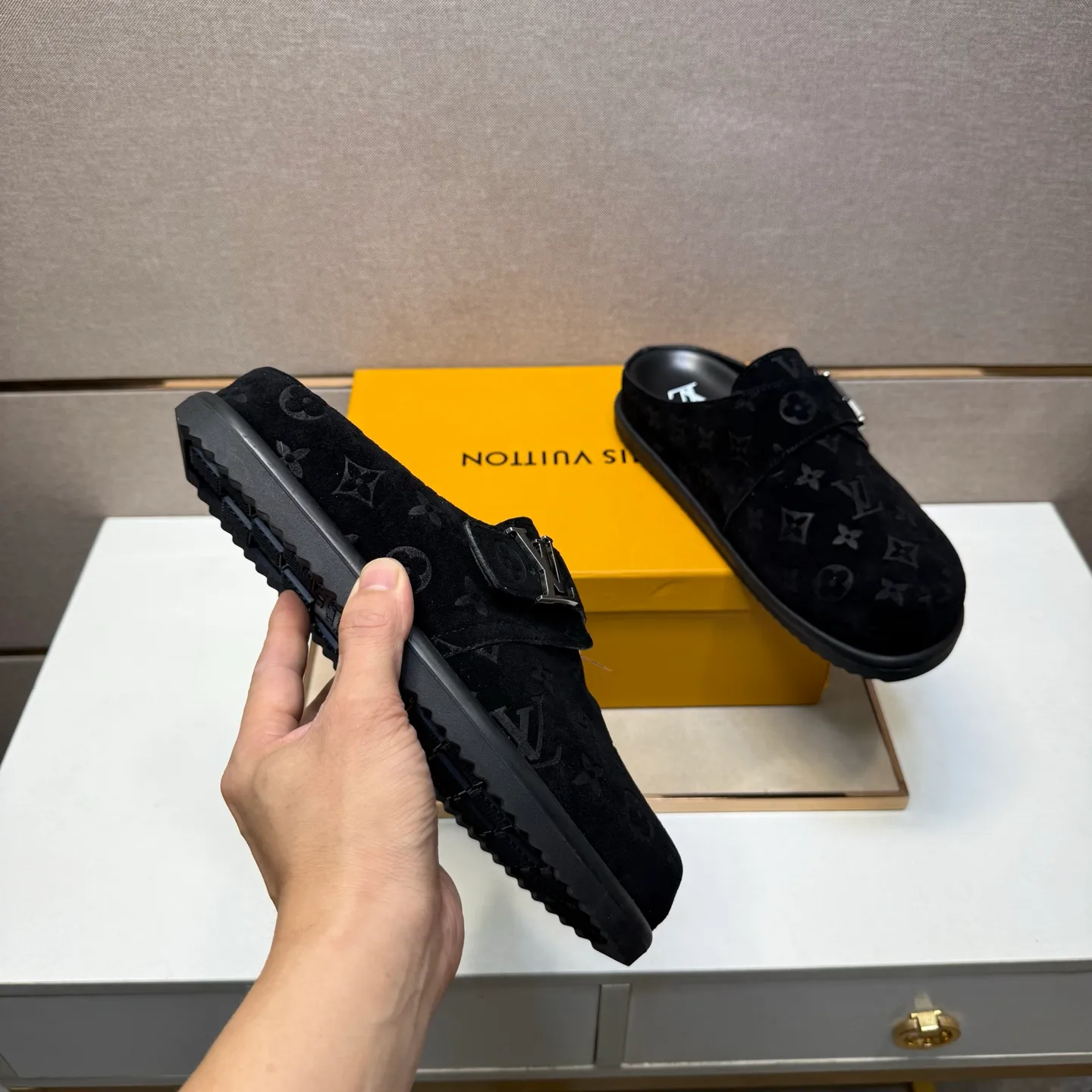 Men's men's shoes 💰pp540 [LV～] Men's casual half slippers 2025z cabinet sales simultaneously 🔶Size: 39-44 #️⃣ 🔷4 colors🔜The upper is made of multi-material splicing ➕Genuine leather lining, comfortable and breathable, sole: original comfortable and wear-resistant outsole, ⚠️Real thing📱Photographed🎬The real thing is better📢📢📢
